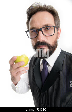 Leitfaden für die verschreibungspflichtigen Brillengläsern und Frames. Geschäftsmann classic formelle Kleidung und korrekte eyewear hält Apple essen. Geschäftsmann formale eyewear c Stockfoto