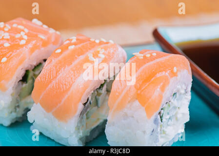 California Maki Sushi mit Lachs Stockfoto