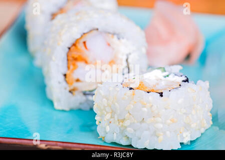 California Maki Sushi mit Tempura Garnelen Stockfoto