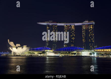 Marina Bay Sands in der Nacht Stockfoto