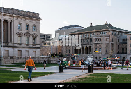 MADISON, WISCONSIN - Mai 07, 2018: Das Zentrum der Bibliothek Mall Park reger Betrieb an der Universität von Wisconsin. Stockfoto