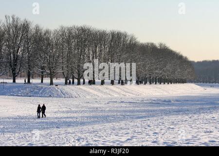 Spaziergang auf dem gefrorenen See Stockfoto