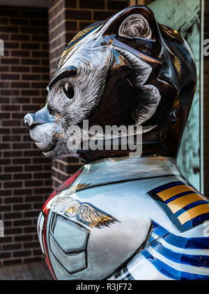 MADISON, WISCONSIN - Mai 07, 2018: Ein Blick auf eine Skulptur von Bucky Bucky Dachs, der mit dem Titel "Wie bist du so fliegen? Durch die Künstlerin Emily Liefke. Stockfoto