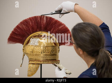 Konservator Pieta Grieben trimmt den Kamm einer Rekonstruktion der Helm in der Staffordshire Horten am Birmingham Museum & Art Gallery, Birmingham gefunden. Stockfoto