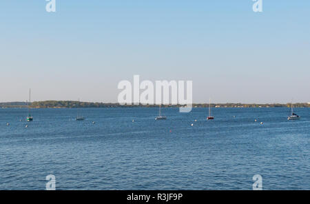 MADISON, WISCONSIN - Mai 07, 2018: Segelboote in einer Linie auf See Mendota verankert. Stockfoto