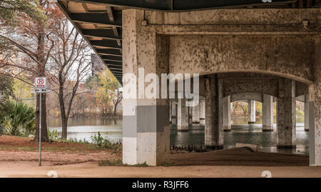 AUSTIN, Texas - 30. Dezember 2017: Die Unterseite der 1st Street Bridge crossing over Lady Bird Lake. Stockfoto