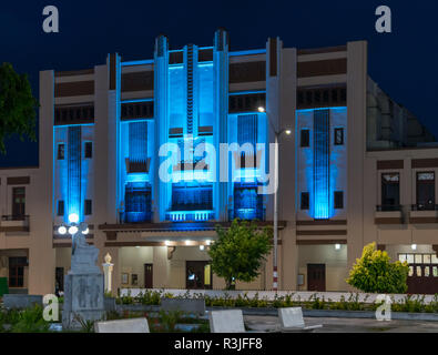 Holguin, Kuba - 31. August 2017: Das Teatro Eddy Suñol Gebäude in Calixto García Parks mit blauem Licht am Abend beleuchtet. Stockfoto