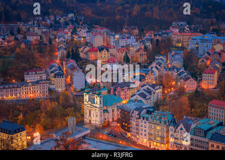 Schöne Aussicht über bunte Häuser in Karlovy Vary, ein Kurort in der Tschechischen Republik im Herbst Saison Stockfoto