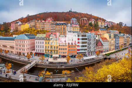 Schöne Aussicht über bunte Häuser in Karlovy Vary, ein Kurort in der Tschechischen Republik im Herbst Saison Stockfoto