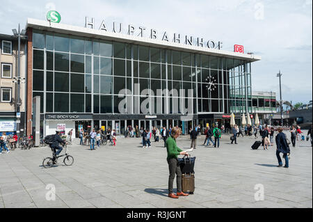 09.06.2017, Köln, Nordrhein-Westfalen, Deutschland, Europa - die Menschen werden vor dem Eingang West der Kölner Hauptbahnhof gesehen. Stockfoto