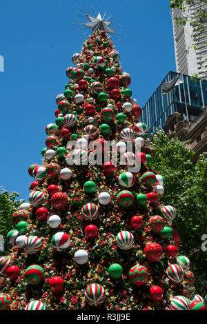 Sydney Australien, Weihnachtsbaum in Martin Place mit Hochhäusern im Hintergrund Stockfoto