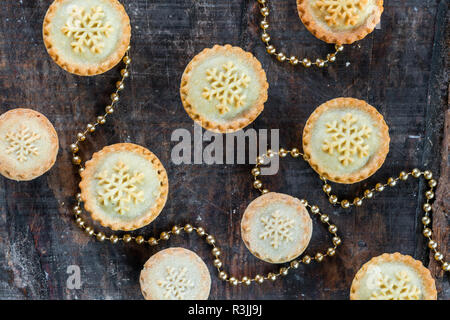 Traditionelle Weihnachten Mince Pies auf Holztisch - Ansicht von oben Stockfoto