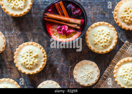 Traditionelle Weihnachten mince pies und Glühwein auf Holztisch - Ansicht von oben Stockfoto