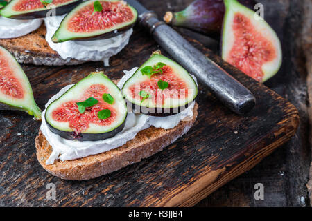 Ziegenkäse und Feigen auf Toast - gesundes Mittagessen Idee Stockfoto