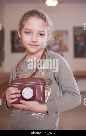 Mädchen mit einem retro Kamera bei, Studio gedreht. Stockfoto