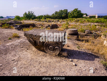 Dvin Archäologische Stätte Spalte Ruine im Sommer auf dem sandigen Boden Stockfoto