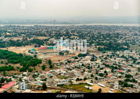 Antenne vide von Brazzaville mit dem Kongo und Kinshasa, der Hauptstadt der Demokratischen Republik Kongo im Hintergrund. Republik Kongo Stockfoto