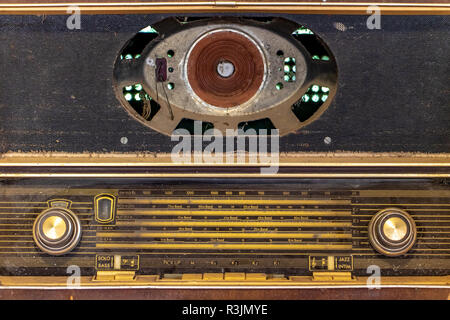 Veraltete Radio im Holzgehäuse aus Deutschland. Old Fashion Style Vintage Radio hautnah. Retro Radio close-up. Stockfoto