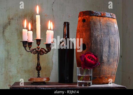 Eine gute Feier in einem schönen Keller mit einem Glas guten Wein Stockfoto