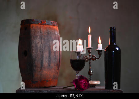 Eine gute Feier in einem schönen Keller mit einem Glas guten Wein Stockfoto