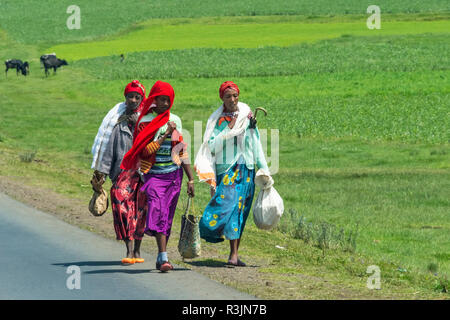 Menschen, die auf der Straße zwischen Addis Abeba und Bahir Dar, Äthiopien Stockfoto