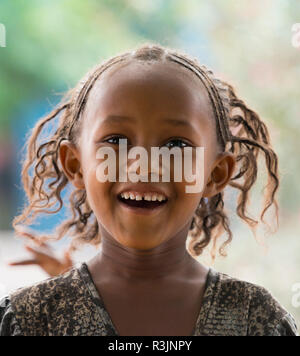 Junges Mädchen mit geflochtenem Haar, zwischen Mekele und Lalibela, Äthiopien Stockfoto