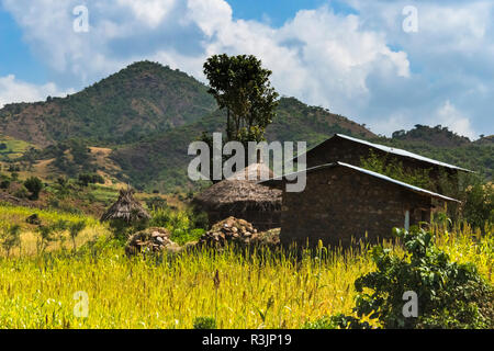 Traditionelle Häuser mit Strohdach in den Bergen, Lalibela, Äthiopien Stockfoto