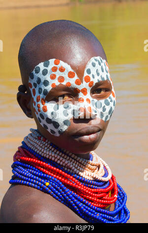 Kara Stamm, Junge mit bemaltem Gesicht, Ostufer des Unteren Omo Fluss, Turmi, South Omo, Äthiopien Stockfoto