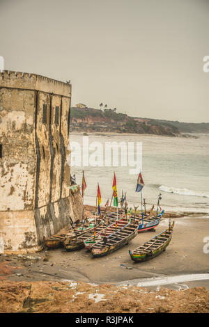 Bunte Boote an den Strand von Weiß Mans Strand, auf Cape Coast von Elmina Castle Stockfoto