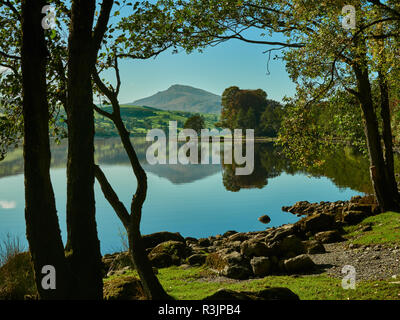 Bala Lake oder Llyn Tegid, Bala. Einen malerischen Blick auf klaren, blauen Himmel und die Berge auf dem Wasser spiegelt, in der Ferne ist der Kamm des Aran Benllyn. Stockfoto