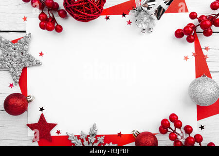 Christmas Ornament aus roter Verzierung auf Holz- Hintergrund Stockfoto