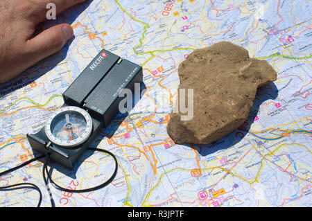Karte, Hexerei und Hand einer Explorer Orientierung auf dem Boden Stockfoto