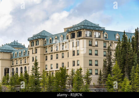 LAKE LOUISE, AB, Kanada - Juni 2018: The Fairmont Chateau Lake Louise Hotel in Alberta, Kanada. Stockfoto