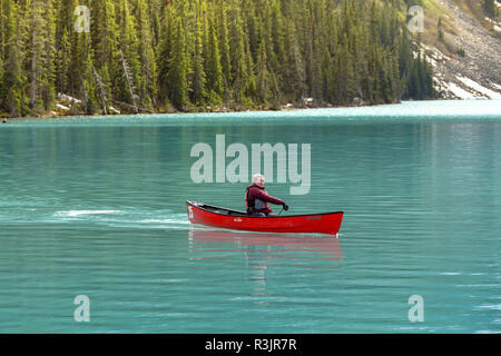 LAKE LOUISE, AB, Kanada - Juni 2018: Person Paddeln ein Kanu auf Lake Louise in Alberta, Kanada. Stockfoto