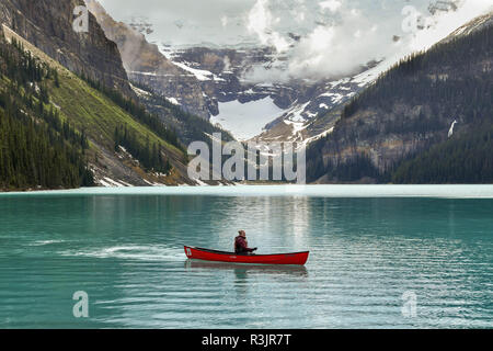 LAKE LOUISE, AB, Kanada - Juni 2018: Person Paddeln ein Kanu auf Lake Louise in Alberta, Kanada. Stockfoto