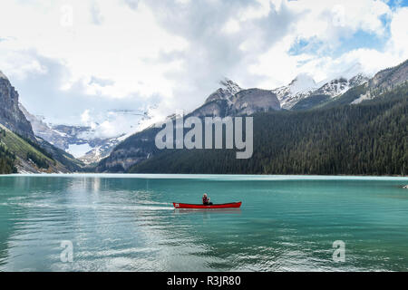 LAKE LOUISE, AB, Kanada - Juni 2018: Person Paddeln ein Kanu auf Lake Louise in Alberta, Kanada. Stockfoto