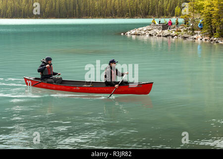 LAKE LOUISE, AB, Kanada - Juni 2018: Zwei Leute in einem Kanu auf dem Lake Louise in Alberta, Kanada. Stockfoto