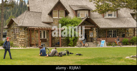 JASPER, AB, Kanada - Juni 2018: Außenansicht des Tourist Information Centre in Jasper, Alberta, mit Leute sitzen auf dem Rasen. Stockfoto