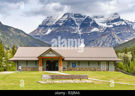 MOUNT ROBSON, BRITISH COLUMBIA, KANADA - JUNI 2018: Außenansicht von der Vorderseite des Mount Robson Visitor Center mit den Bergen im Hintergrund. Stockfoto