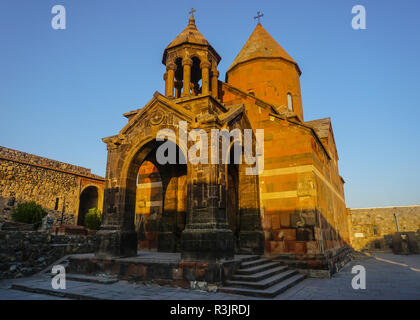 Das Kloster Khor Virap Kirche malerischen Blick bei Sonnenuntergang im Sommer mit blauem Himmel Stockfoto