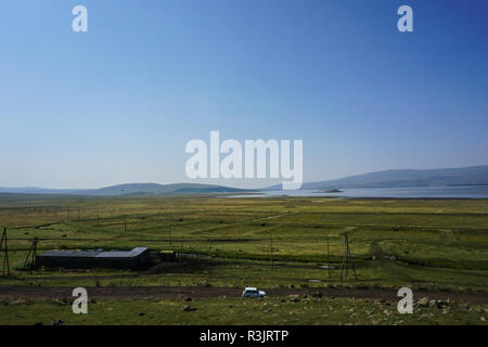See Arpi Landschaft mit Sicht auf die Straße von Stromleitungen und Gras Land Stockfoto