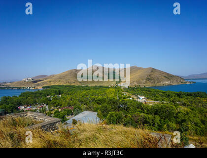 Sevan halbinsel Aussicht auf die Hügel Stadt und Landschaft Stockfoto
