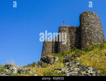 Berges Aragats Amberd Festung Türme mit Flagge und felsigen Hügel Stockfoto
