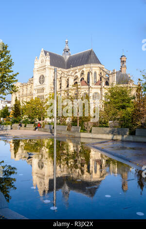 Die Kirche Saint-Eustache in Les Halles Bezirk von Paris, Frankreich, in einer Reflexion pool widerspiegelt. Stockfoto