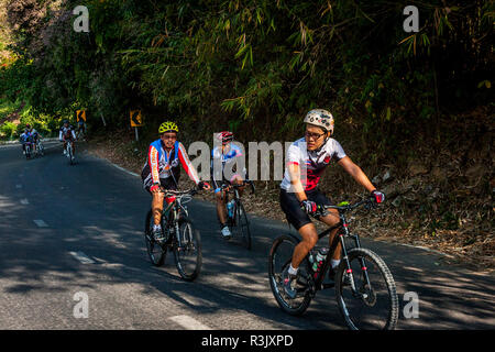 Redaktion: Jan 21, 2015, Doi Suthep Road, Chiang Mai, Thailand. Eine Gruppe von Fahrradfahrern erhalten separted auf eine harte Fahrt auf den Berg oben Chiang Stockfoto