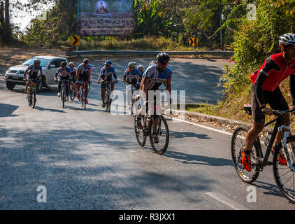 Februar 21, 2015, Autobahn nach Doi Suthep, Chiang Mai, Thailand. Editorial: Gruppe von Fahrradfahrern, hil zu Doi Suthep Bereich über Chiang Mai. Stockfoto
