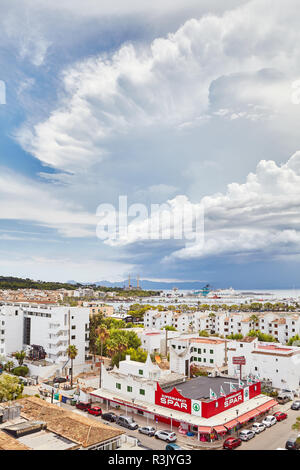 Port de Alcudia, Mallorca, Spanien - 17. August 2018: Szenische cloudscape über die Stadt, die für ihre ruhigen Ferienanlagen und eine wunderschöne Küste bekannt. Stockfoto