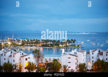 Port de Alcudia Stadtbild bei Sonnenaufgang, Mallorca, Balearen, Spanien. Stockfoto