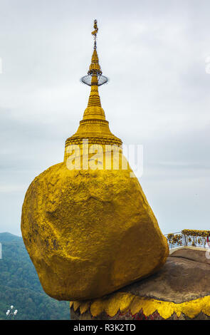 Kyaikhtiyo Pagode oder Goldern Rock ist einer der wichtigsten buddhistischen Wallfahrtsort in Birma Stockfoto