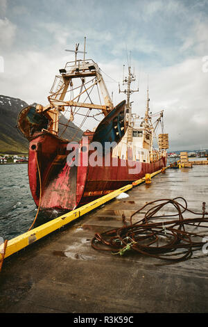 Ein isländischer Fischtrawler Anlandung der Fänge im Hafen von Isafjordur in den Westfjorden Region von Island. Stockfoto